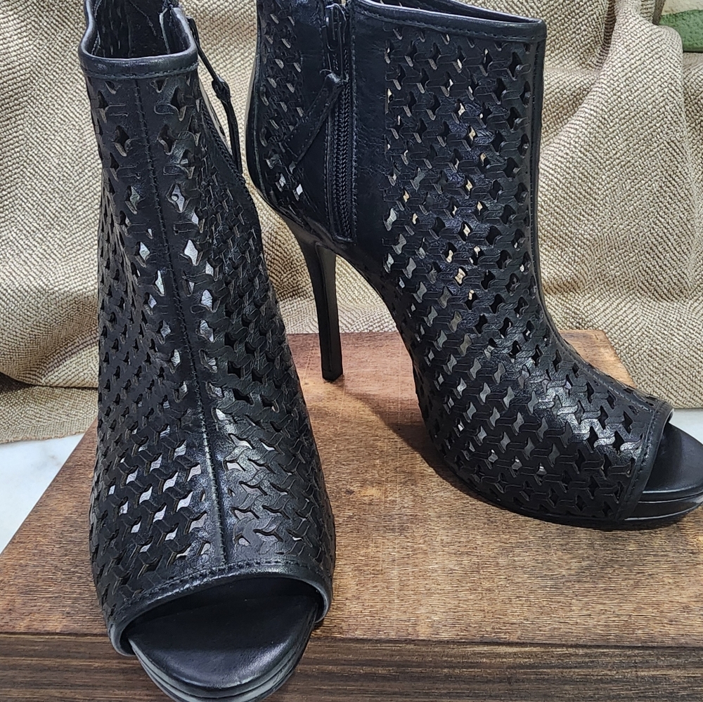 Gianni Bini black leather ankles boot